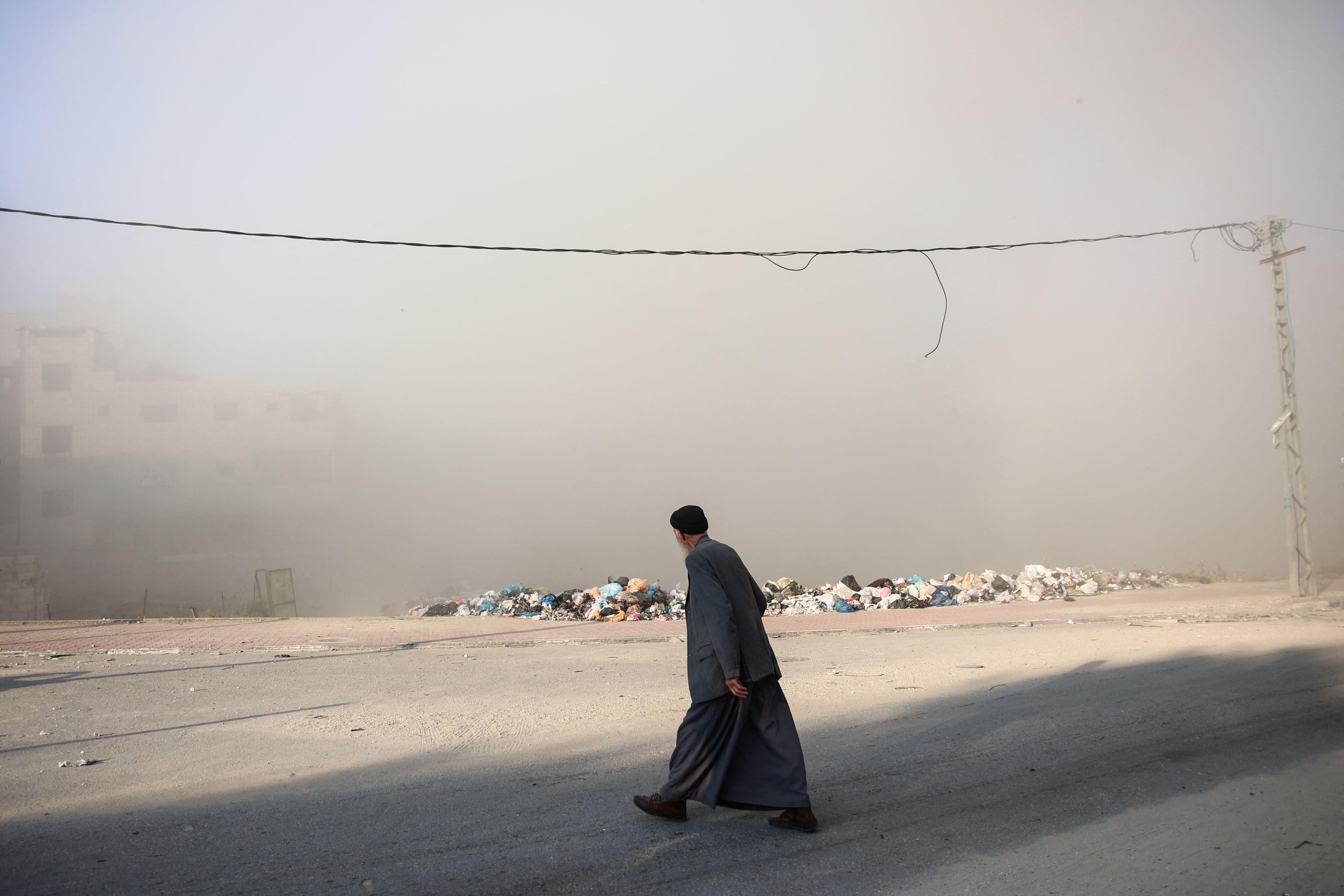 آثار قصف طيران الاحتلال على وسط غزة.